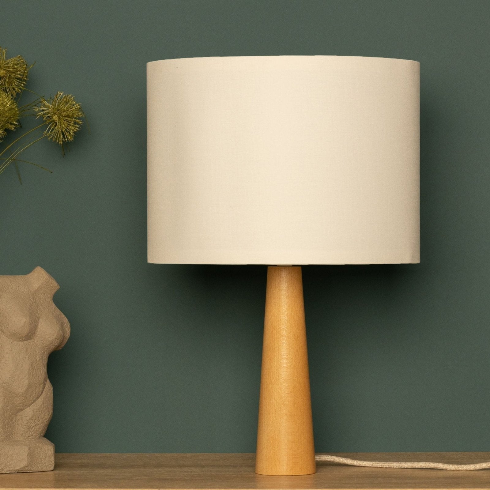 NordicGlow - Minimalistische Houten Tafellamp met Stoffen Kap voor Woon- & Slaapkamer