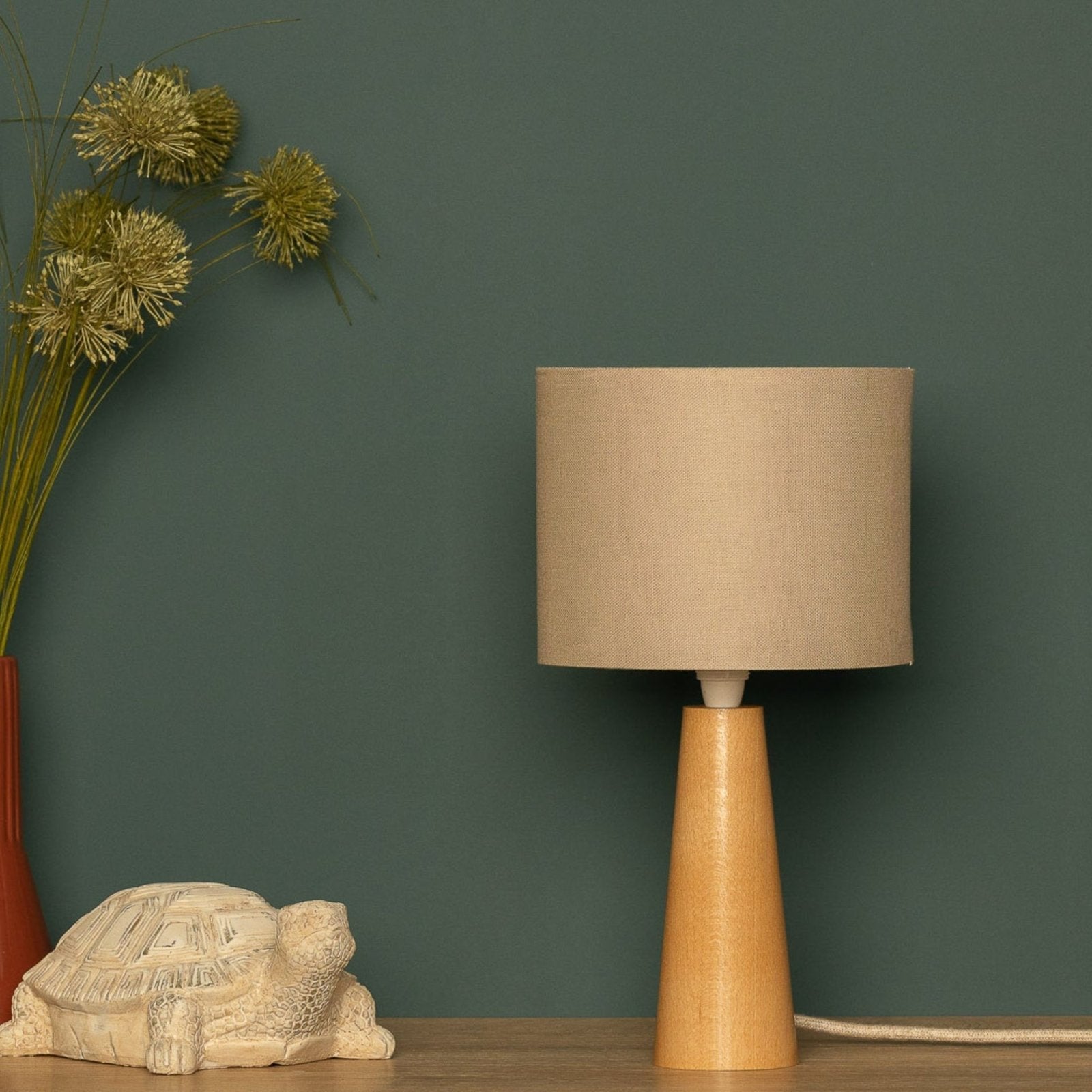 NordicGlow - Minimalistische Houten Tafellamp met Stoffen Kap voor Woon- & Slaapkamer