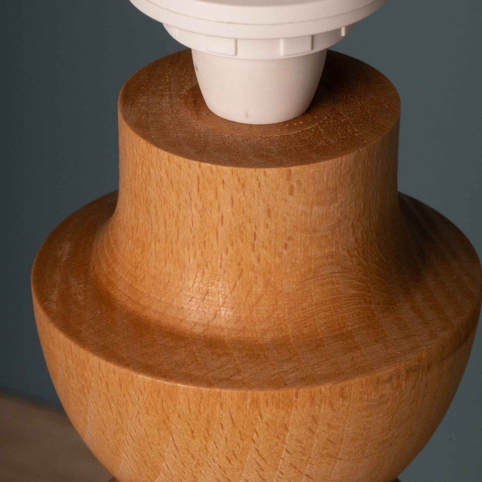 LumiWood – Houten Tafellamp met Stoffen Kap, Scandinavisch Nachttafellampje