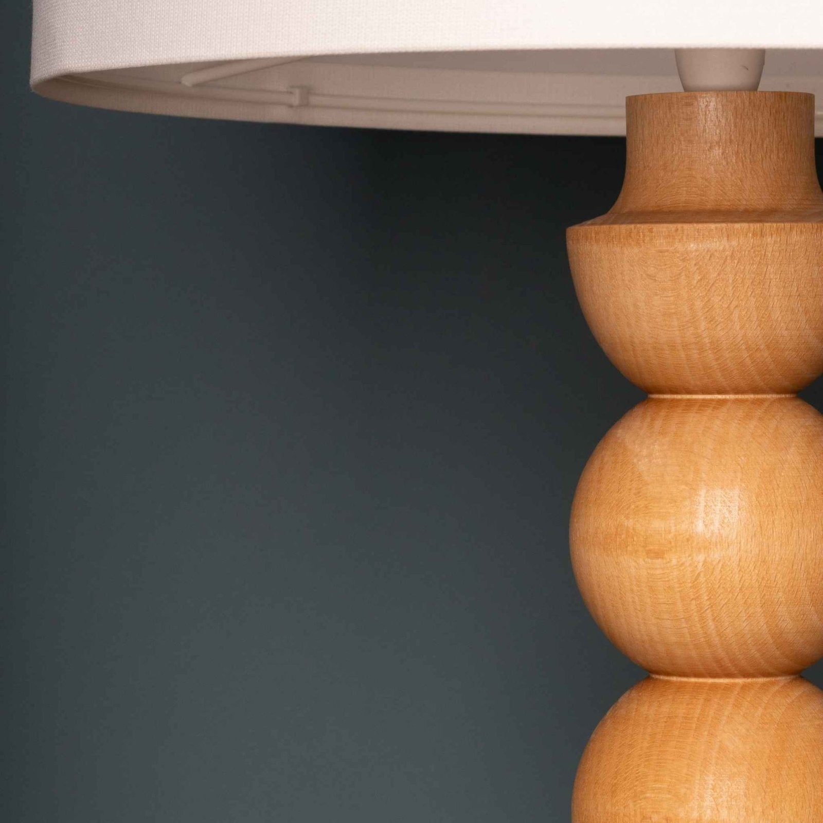 LumiWood – Houten Tafellamp met Stoffen Kap, Scandinavisch Nachttafellampje