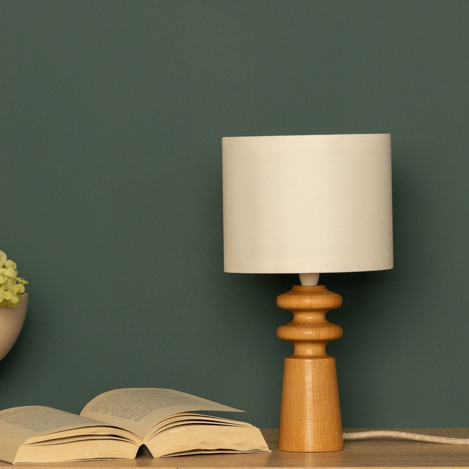 NordicGlow - Scandinavische Houten Tafellamp – Minimalistische Nachtlamp met Stoffen Kap