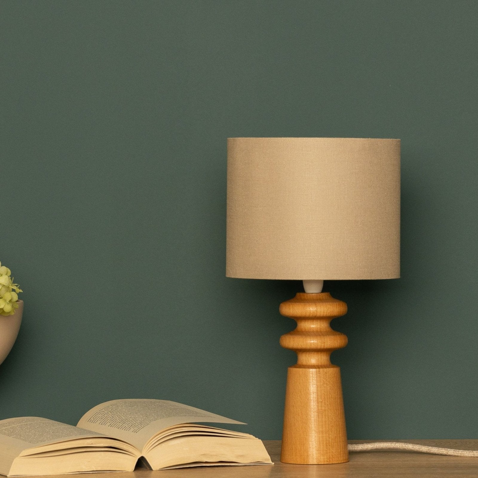NordicGlow - Scandinavische Houten Tafellamp – Minimalistische Nachtlamp met Stoffen Kap