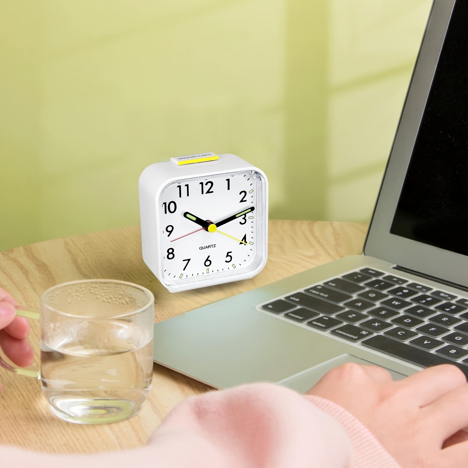 TimeRest - Klassieke Vierkante Reiswekker met Snooze en Lichtgevende Wijzers