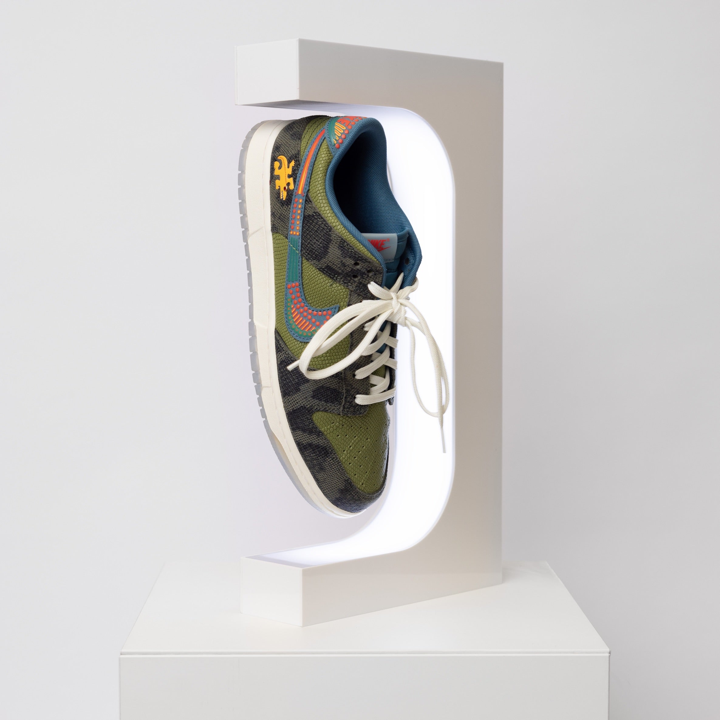 Floating shoe display LED lamp