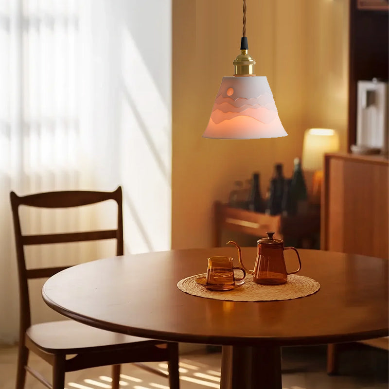 MountainGlow - Mid-Century Keramische Hanglamp met Bergmotief