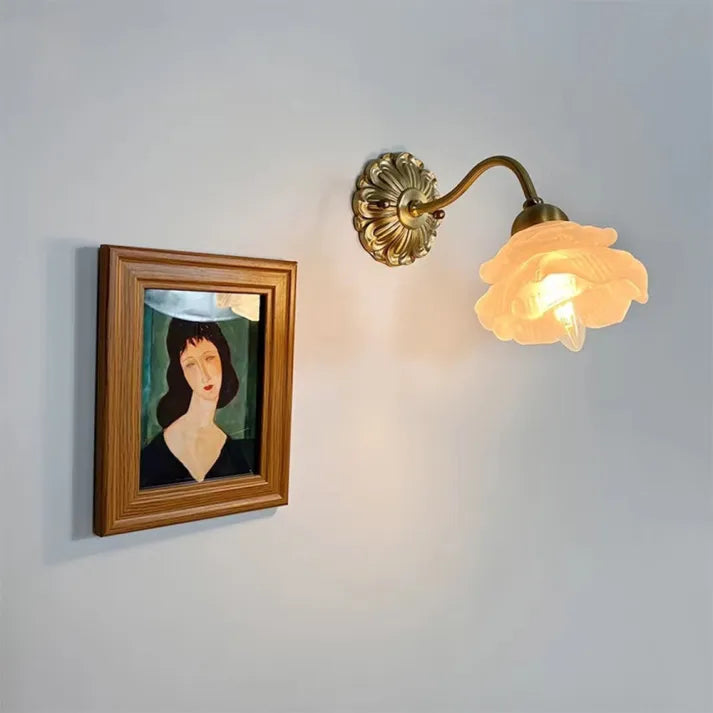 BlossomGlow – Vintage Koper Bloemblad Wandlamp