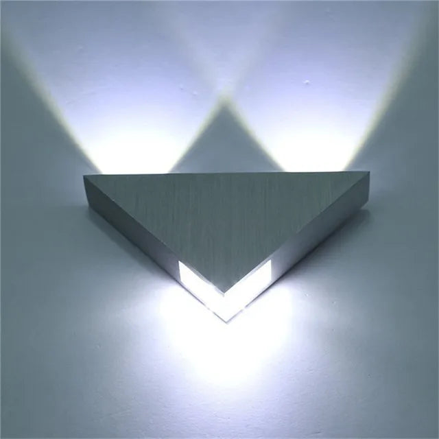 LumiTri - Lámpara de Pared Triangular