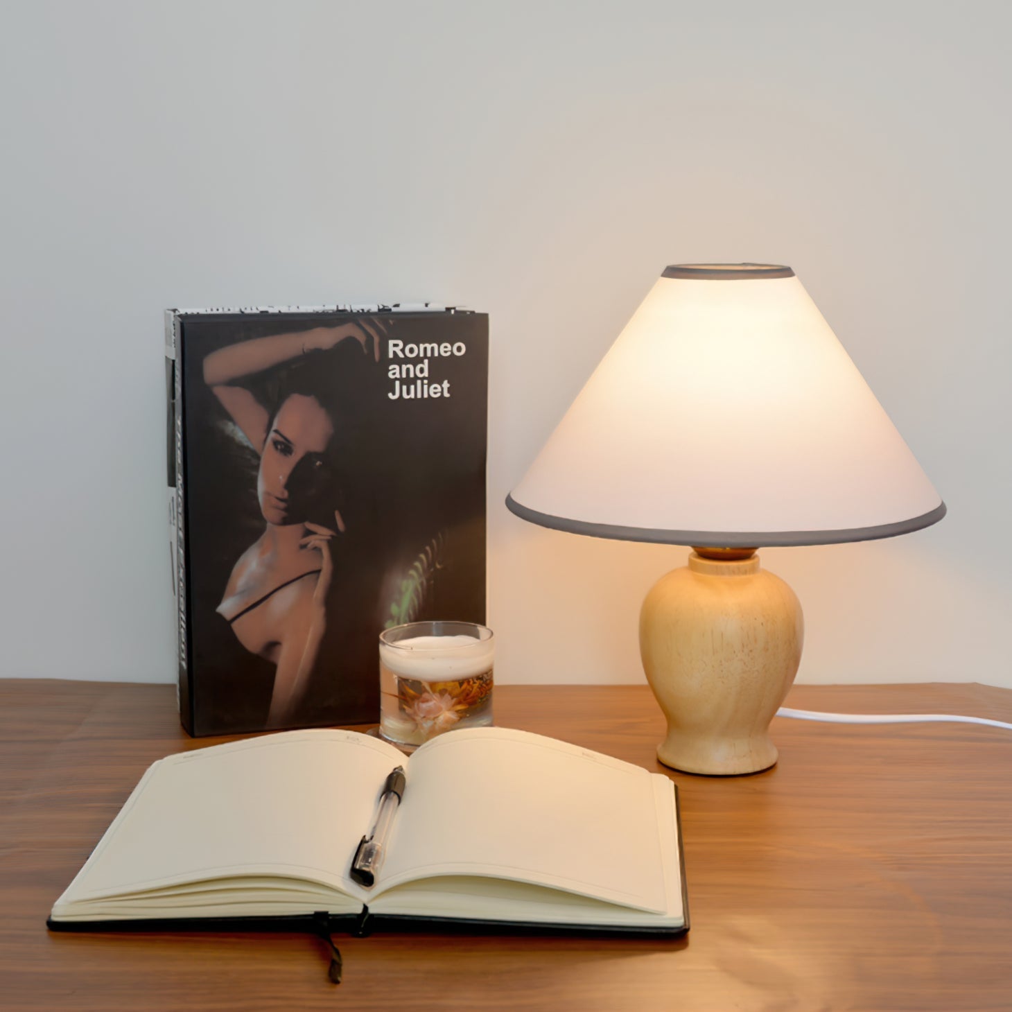 LumiWood - Tafellamp met Houten Basis en Stoffen Lampenkap