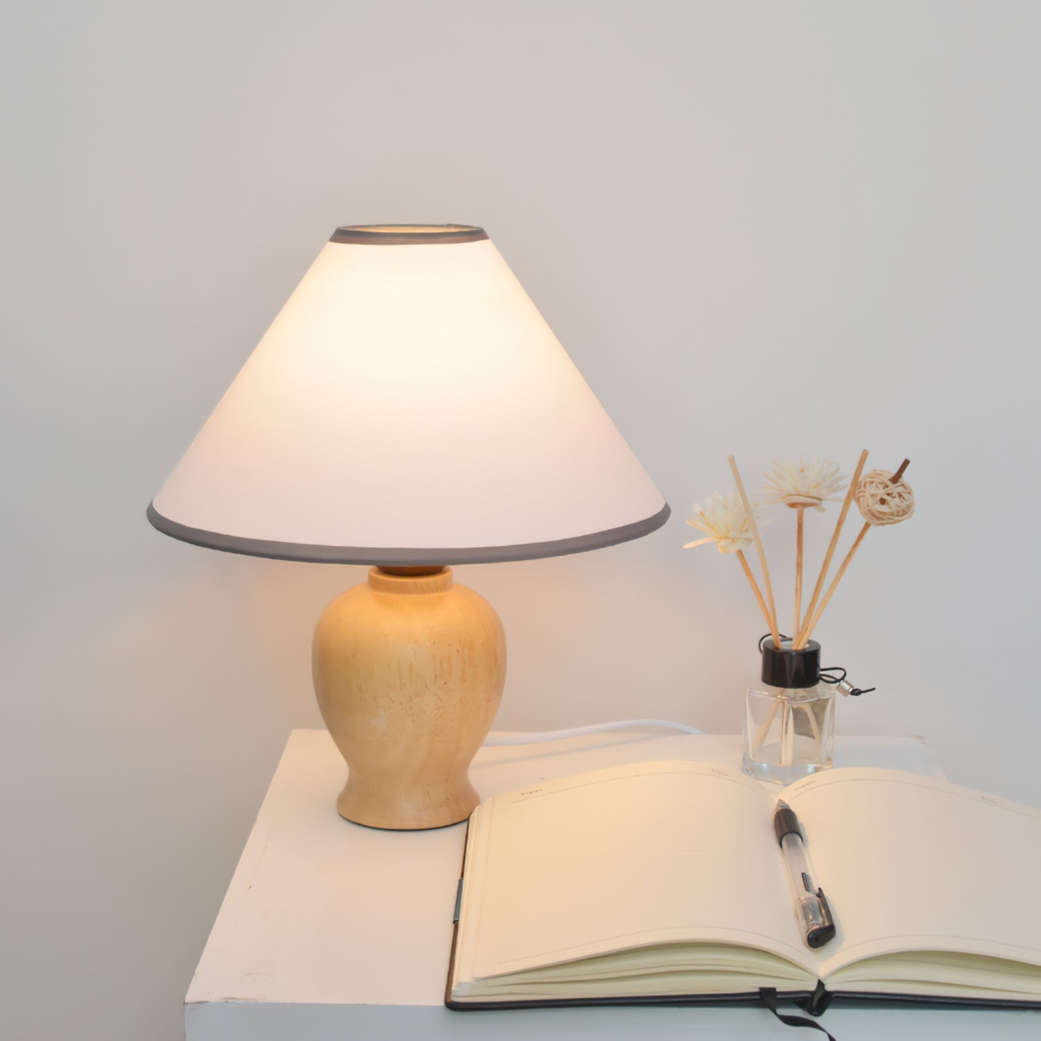 LumiWood - Tafellamp met Houten Basis en Stoffen Lampenkap