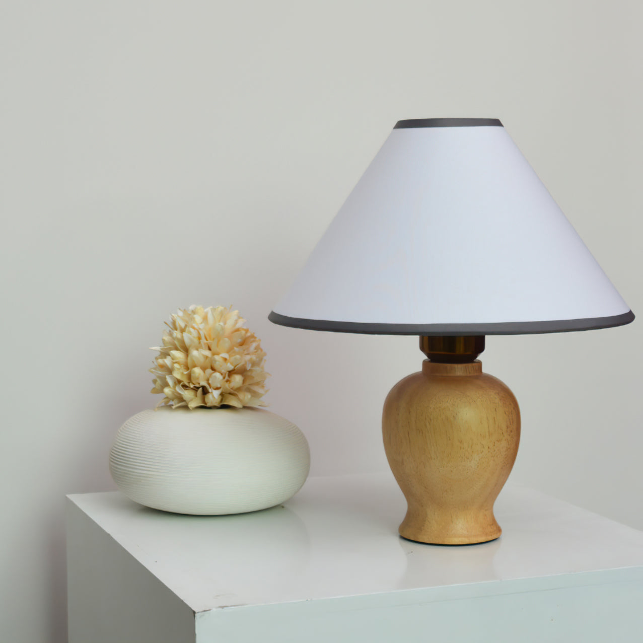 LumiWood - Tafellamp met Houten Basis en Stoffen Lampenkap