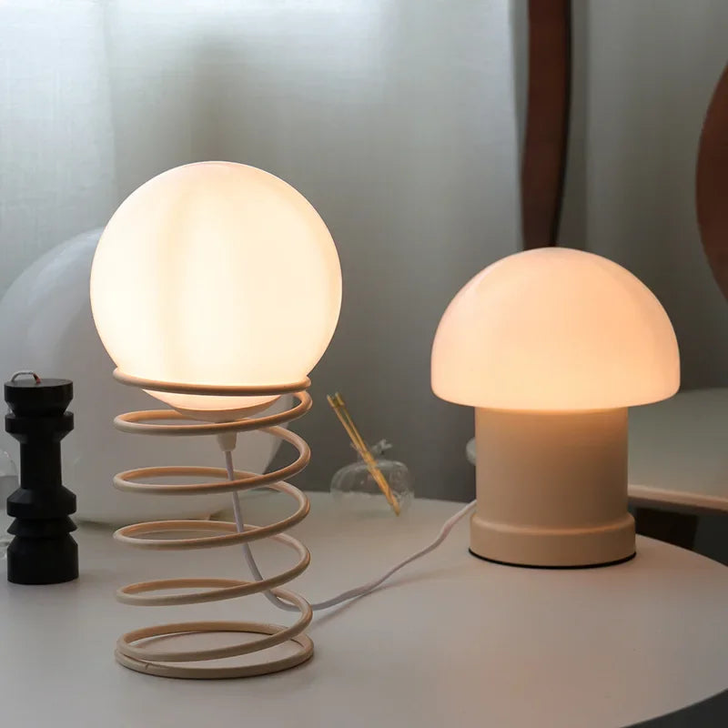 LumiMetall - Lámpara de Mesa Moderna de Metal con Diseño de Vidrio | Iluminación Estilizada