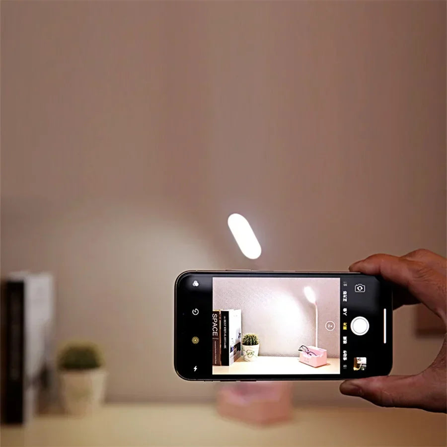 DeskBright - Flexibele LED Bureaulamp met Pen- en Telefoonhouder, Dimbaar & USB Oplaadbaar