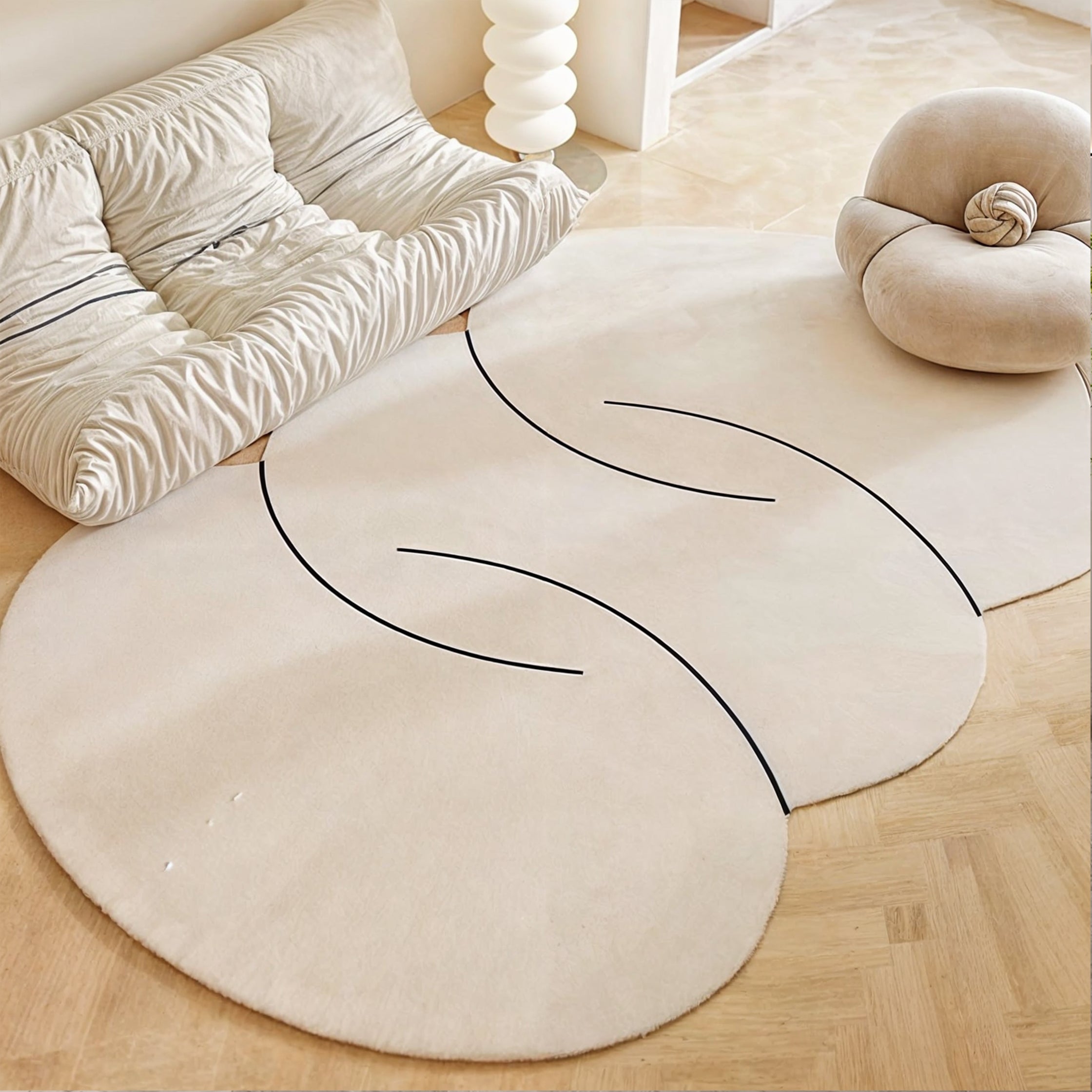 Hayle Rug: Rond wollen tapijt met onregelmatige vorm en minimalistische stijl