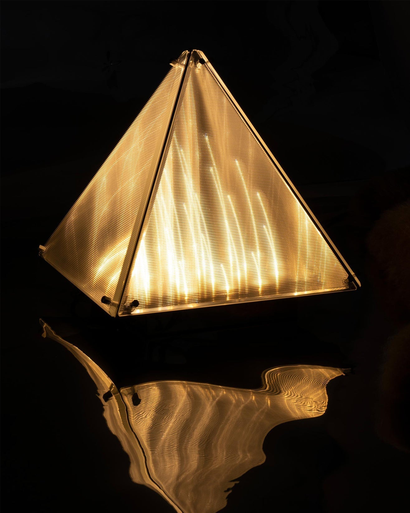 FragmentGlow - Moderne Tafellamp met Triangulair Ontwerp