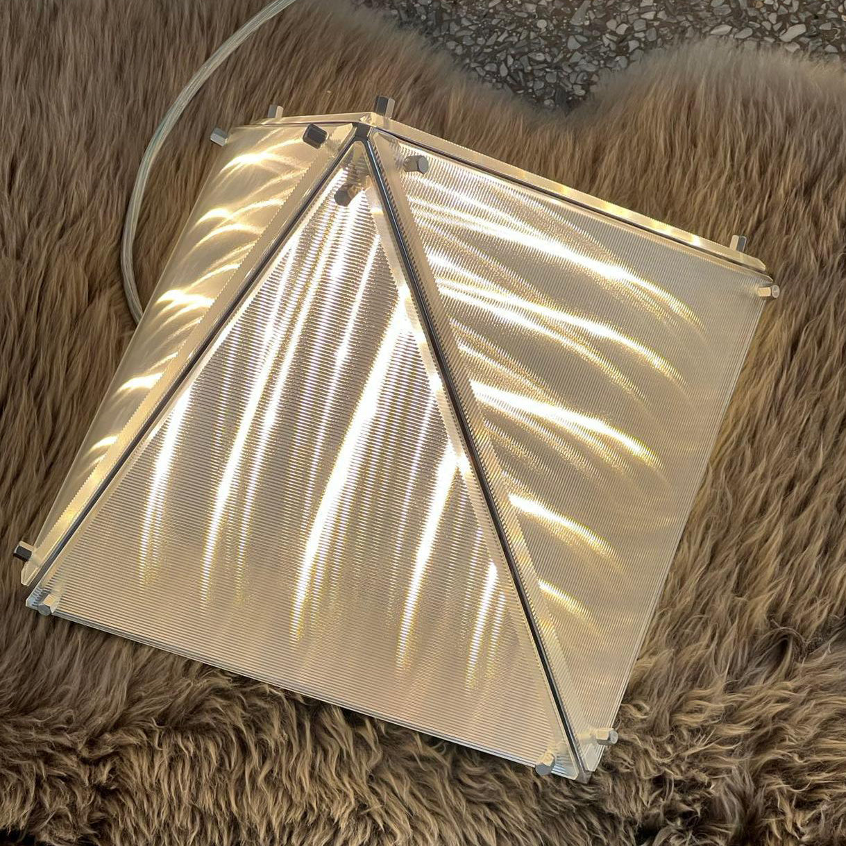 FragmentGlow - Moderne Tafellamp met Triangulair Ontwerp