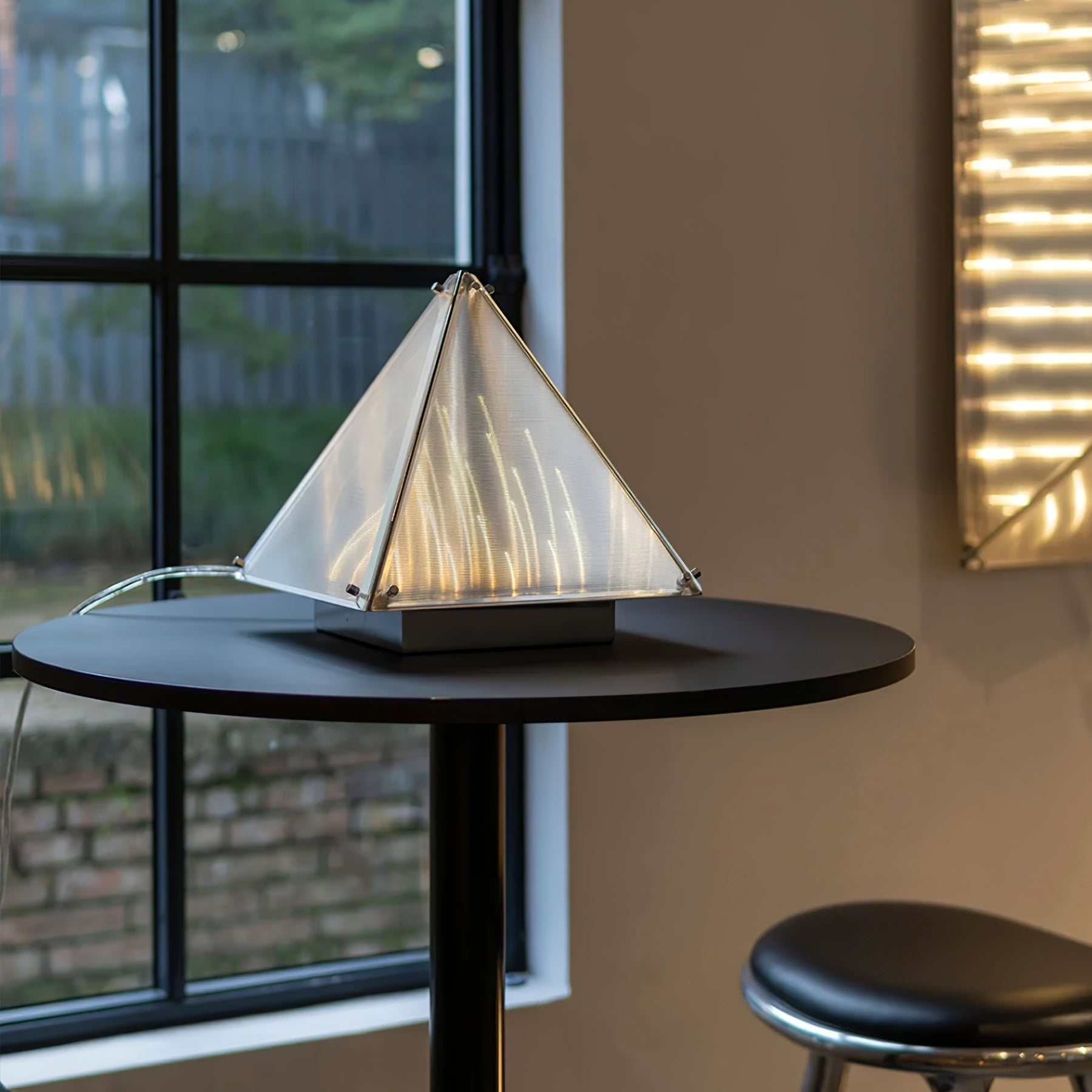 FragmentGlow - Moderne Tafellamp met Triangulair Ontwerp