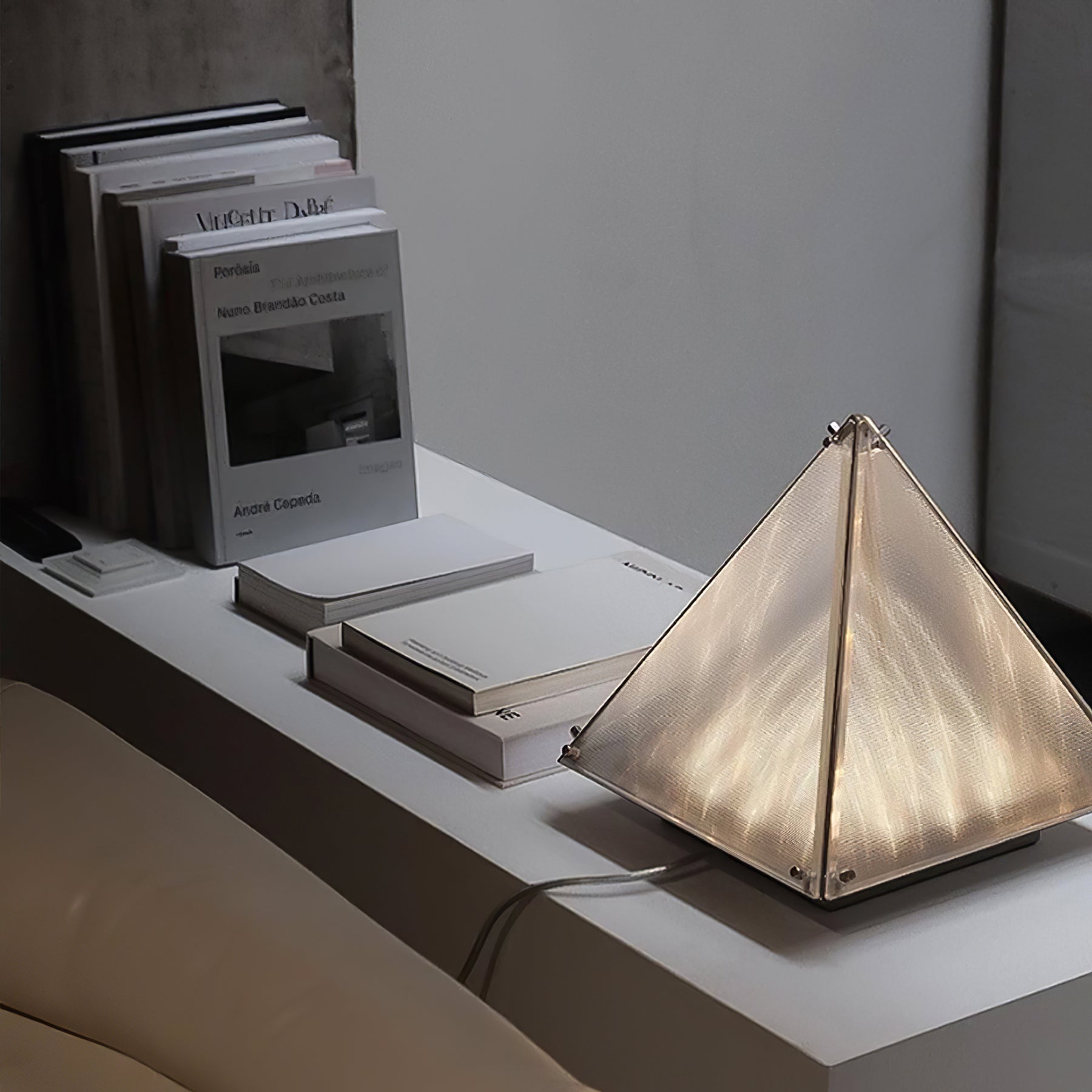 FragmentGlow - Moderne Tafellamp met Triangulair Ontwerp