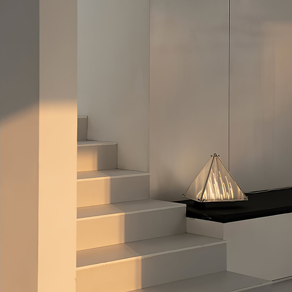 FragmentGlow - Moderne Tafellamp met Triangulair Ontwerp