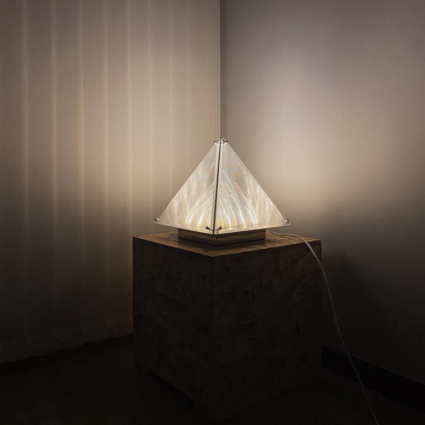 FragmentGlow - Moderne Tafellamp met Triangulair Ontwerp