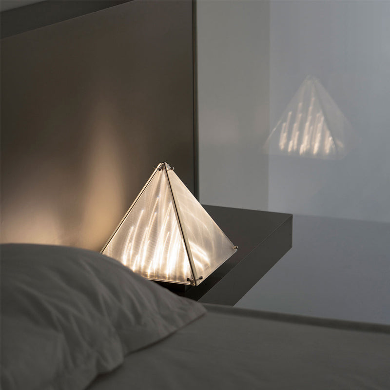 FragmentGlow - Moderne Tafellamp met Triangulair Ontwerp