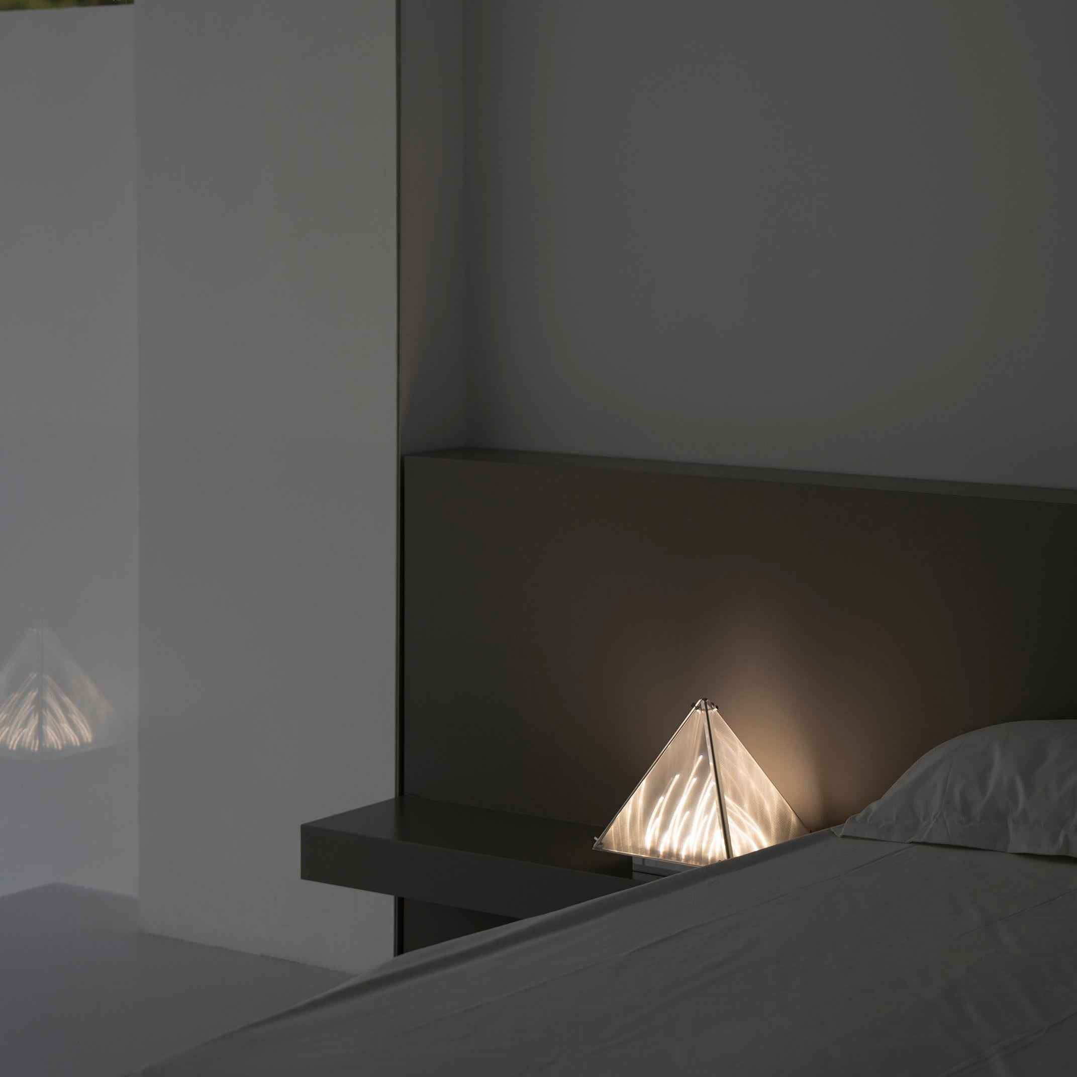 FragmentGlow - Moderne Tafellamp met Triangulair Ontwerp