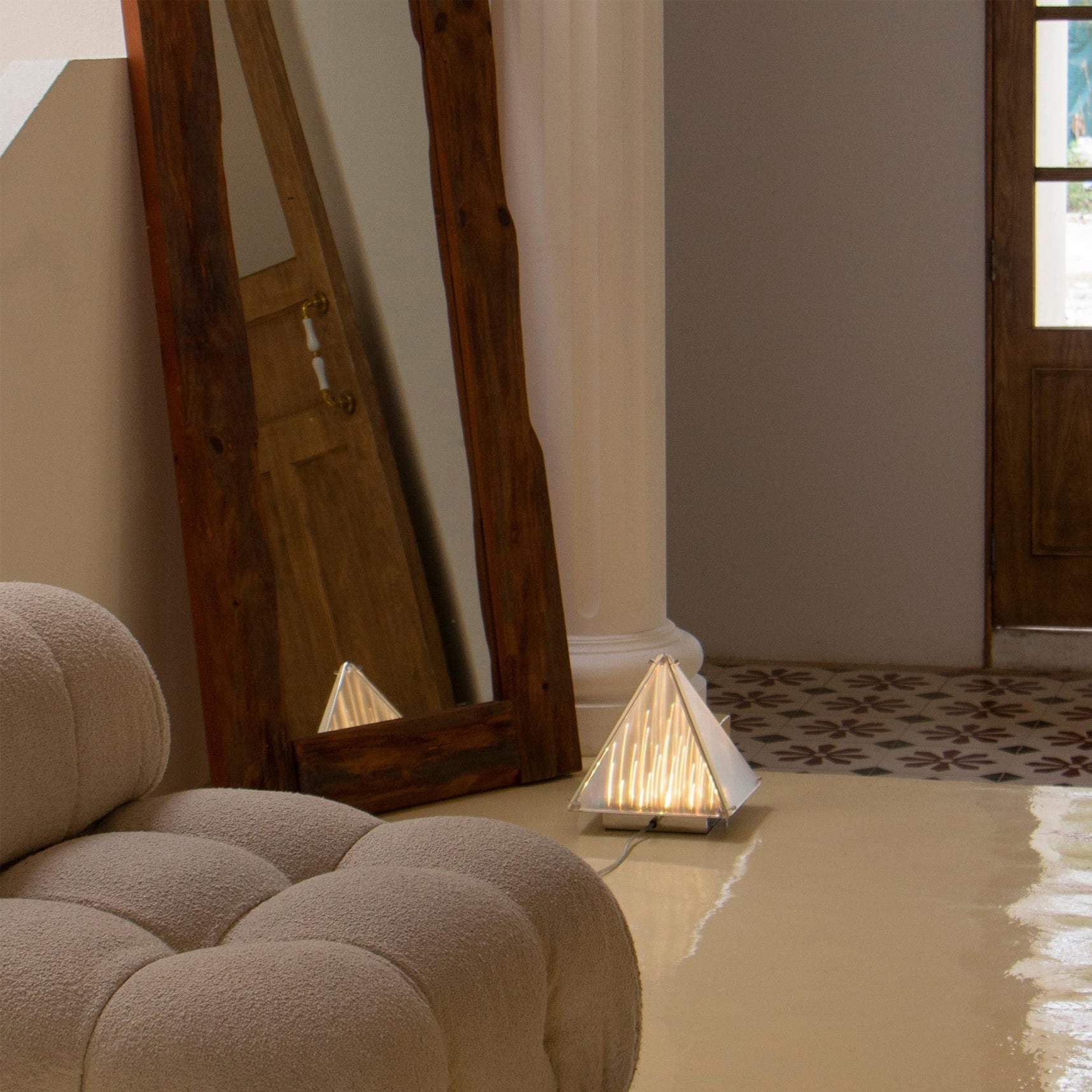FragmentGlow - Moderne Tafellamp met Triangulair Ontwerp