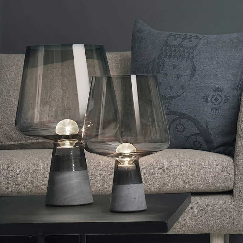 LumiSteel – Industriële Tafellamp van Staal met Glazen Kap, Vintage Nachtlamp