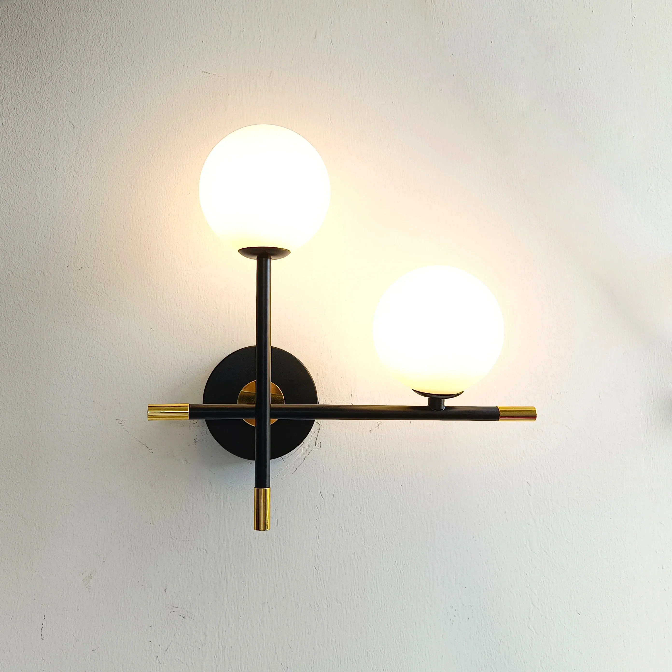GlobeGlow - Lámpara de Pared LED Moderna con Esferas de Vidrio Iluminación Estilizada