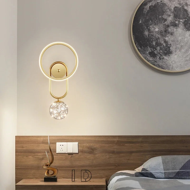 LuxeGlow – Moderne LED Wandlamp in Goud met Glazen Bol