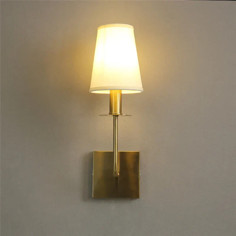 LuxShade - Elegance Lámpara de Pared Metálica Clásica con Pantalla de Tela – Lámpara LED