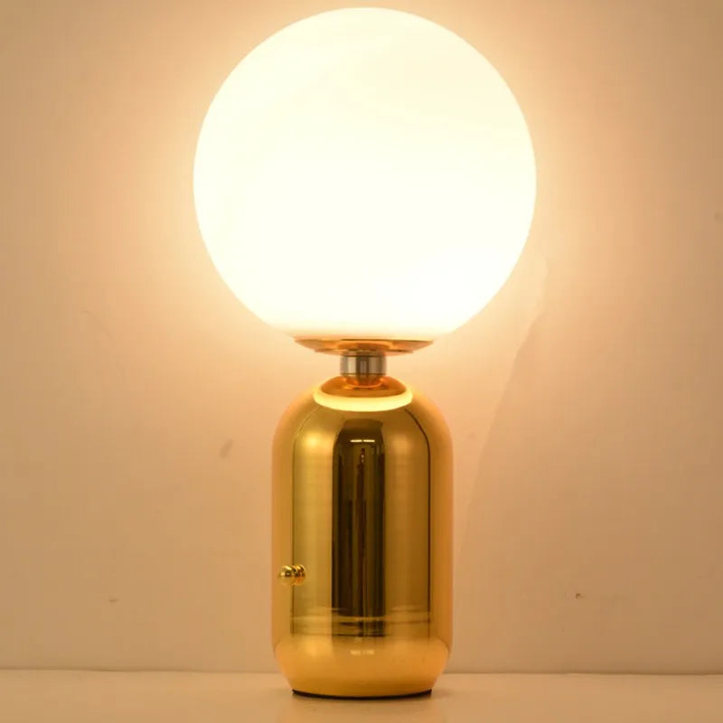 NordicGlow – Tafellamp met Glazen Bol en LED-Verlichting