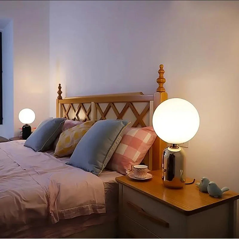 NordicGlow – Tafellamp met Glazen Bol en LED-Verlichting