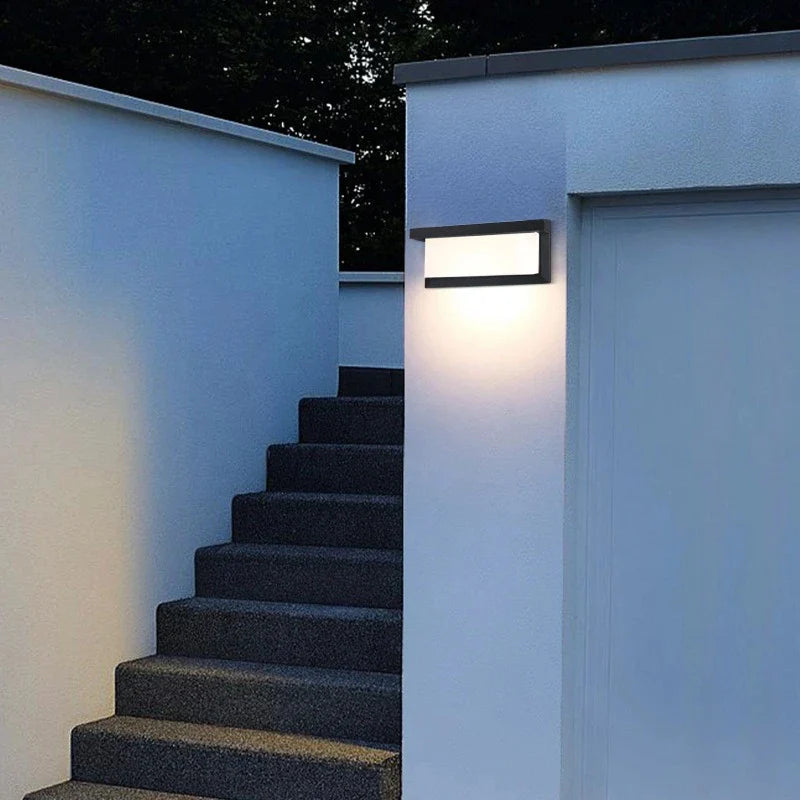 AquaLuxe - Lámpara LED Exterior Impermeable y Duradera
