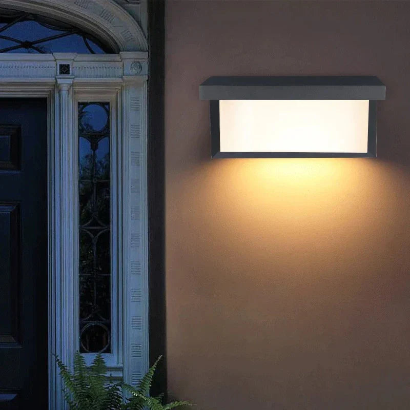 AquaLuxe - Lámpara LED Exterior Impermeable y Duradera