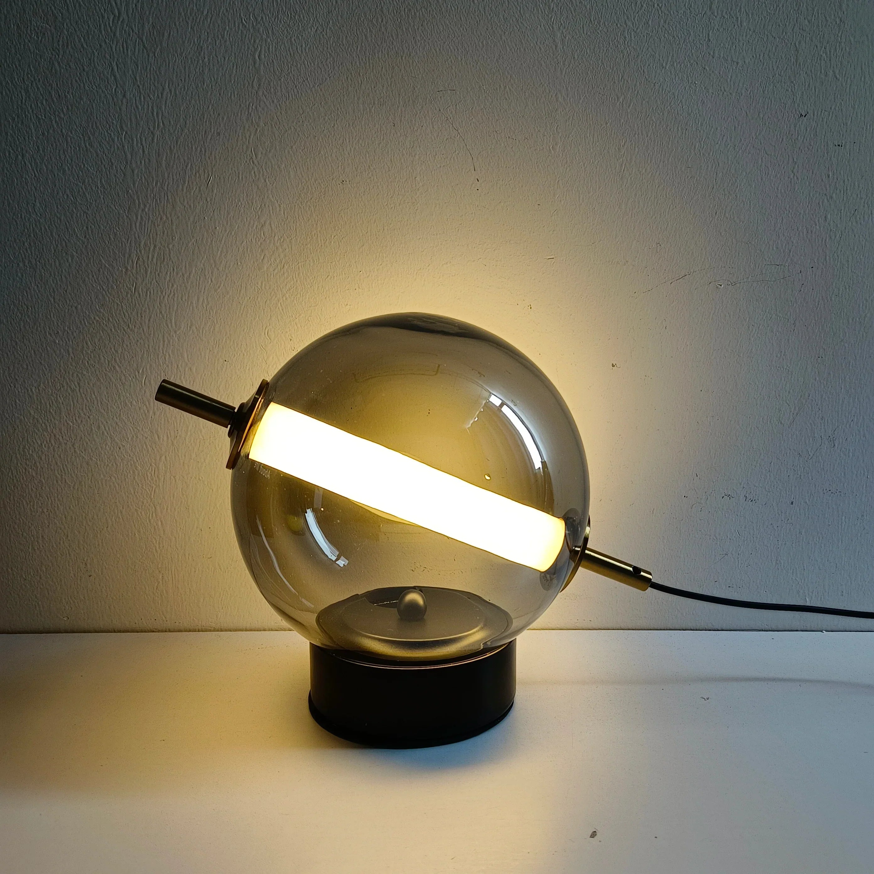 RetroGlass - Vintage Tafellamp met LED Verlichting voor Sfeervolle Accenten