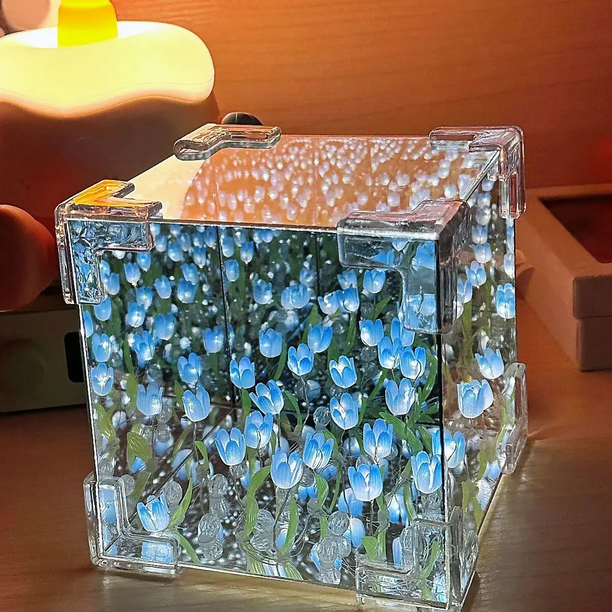 MirrorBloom - DIY Spiegelkubus Lamp met Tulpenontwerp