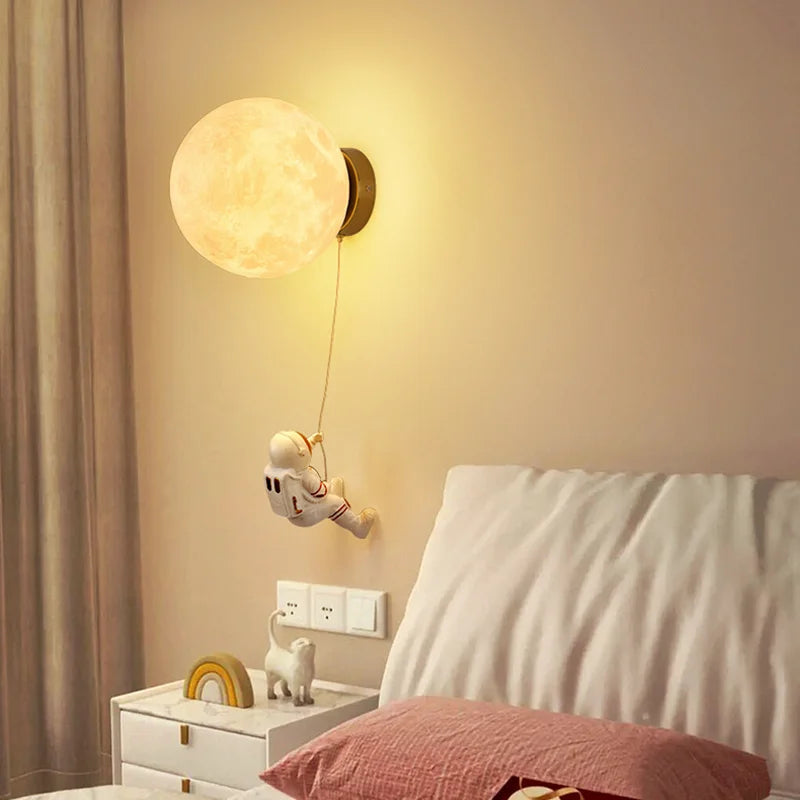 LunarGlow - Astronaut Wandlamp met Maanvormig Licht