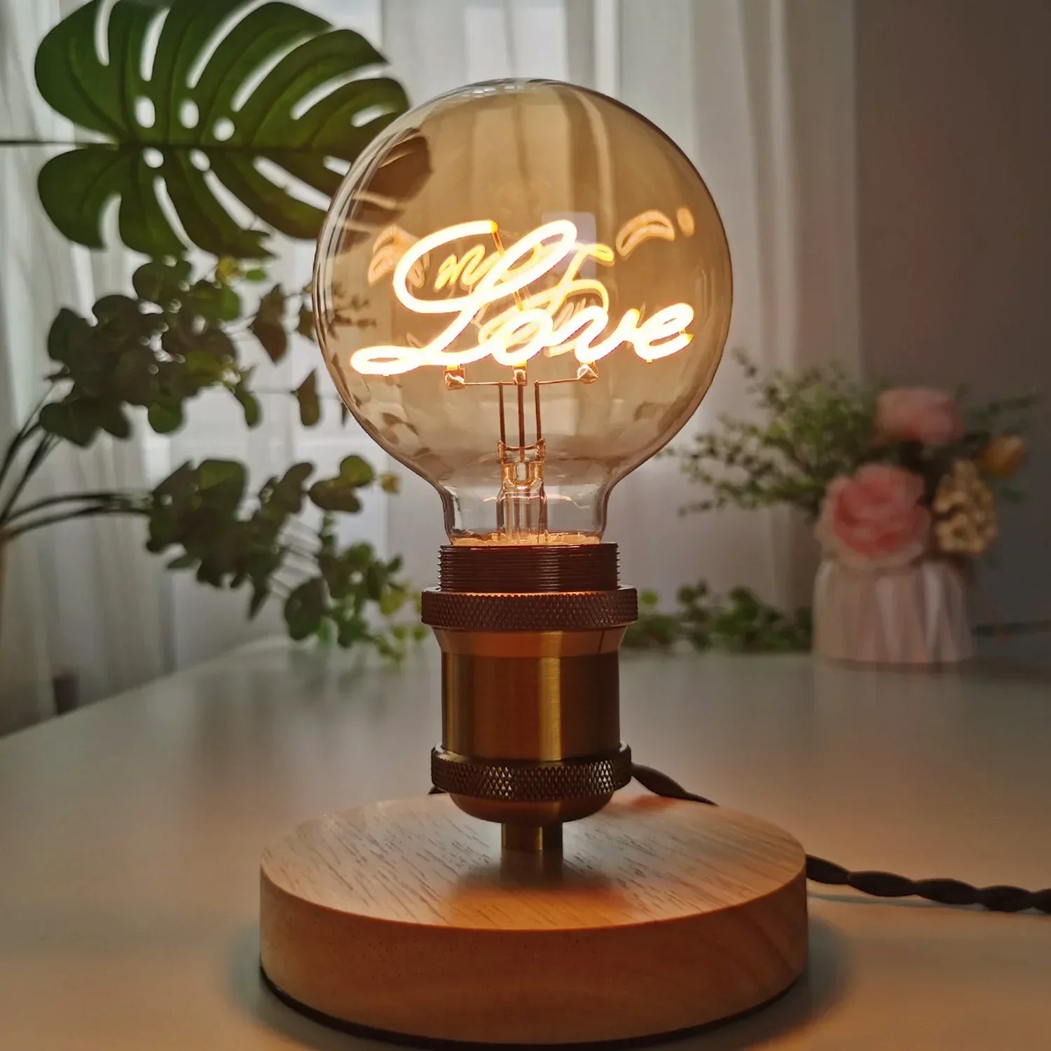 RetroLED - Vintage Tafellamp met Houten Basis en LED Lamp met Inscriptie