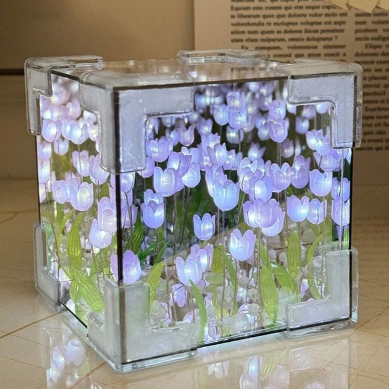 MirrorBloom - DIY Spiegelkubus Lamp met Tulpenontwerp