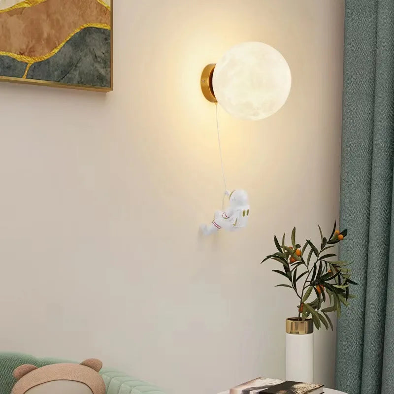 LunarGlow - Astronaut Wandlamp met Maanvormig Licht
