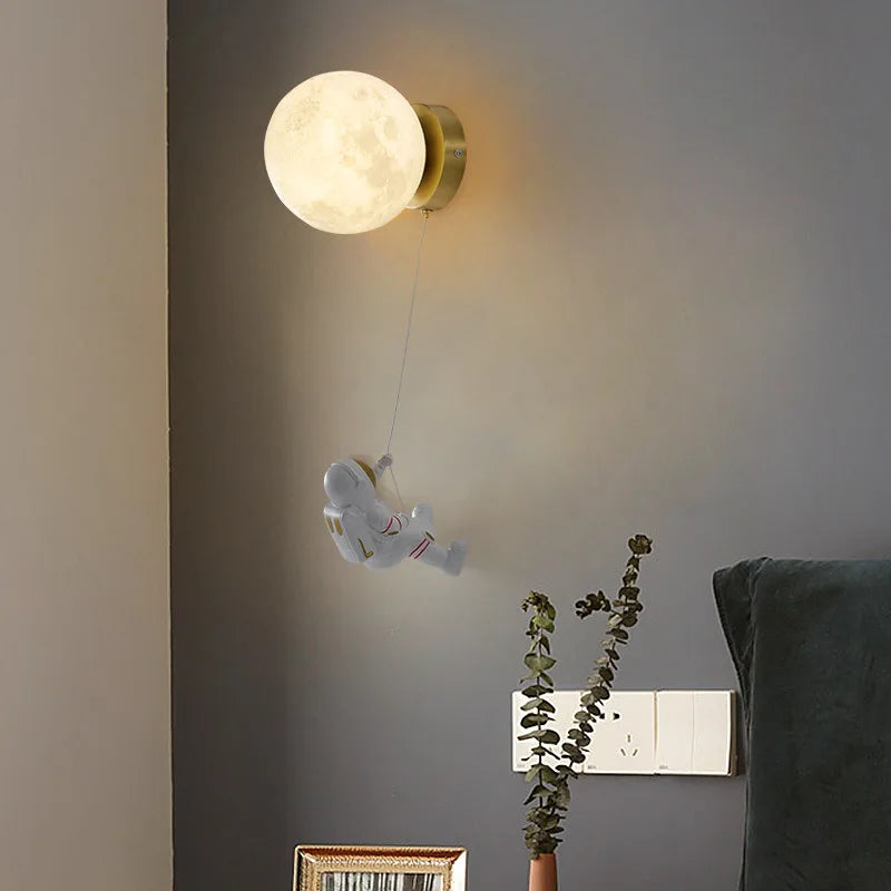 LunarGlow - Astronaut Wandlamp met Maanvormig Licht