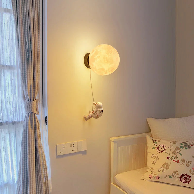 LunarGlow - Astronaut Wandlamp met Maanvormig Licht