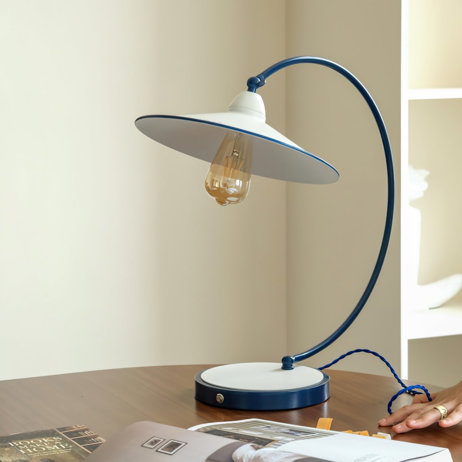 SwanGlow - Blauwe Design Tafellamp met Elegante Afwerking