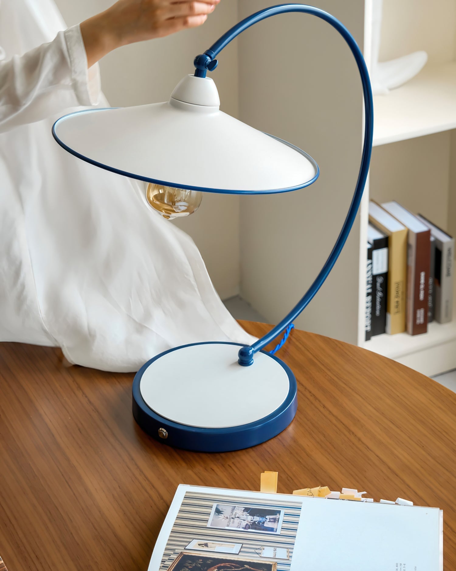 SwanGlow - Blauwe Design Tafellamp met Elegante Afwerking