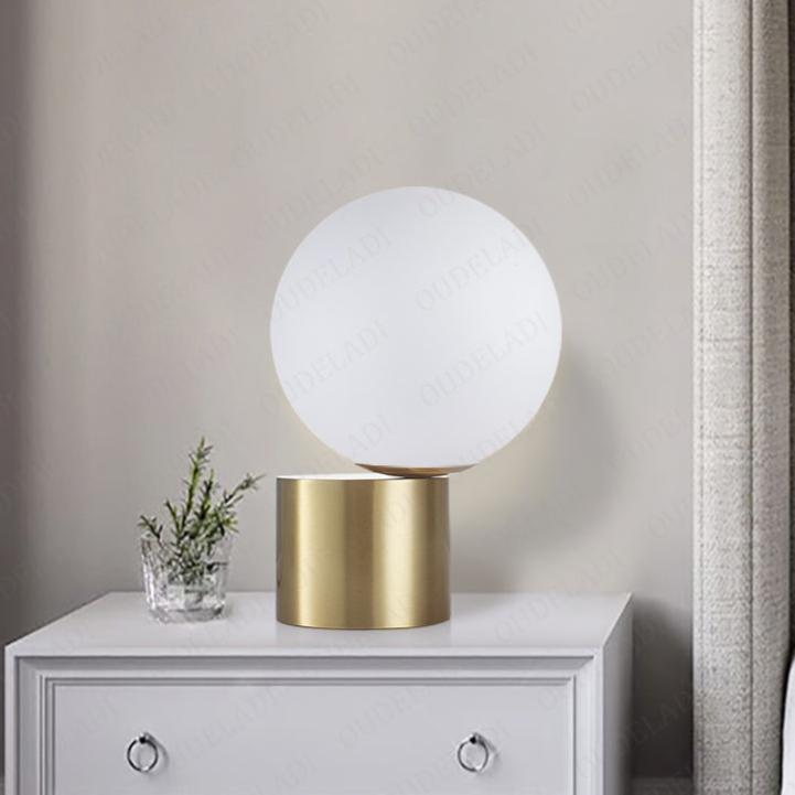 GlassGlow – Glazen Bol Tafellamp met LED Verlichting in Modern Design | Nachtlampje