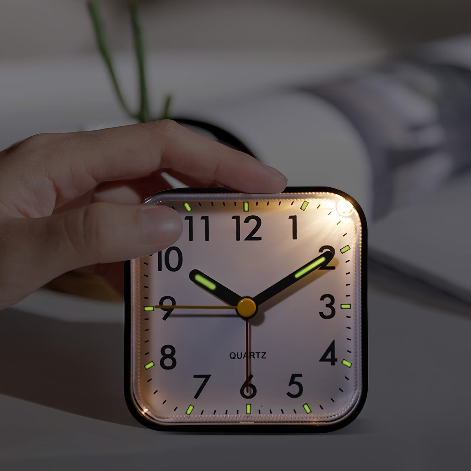 TimeRest - Klassieke Vierkante Reiswekker met Snooze en Lichtgevende Wijzers