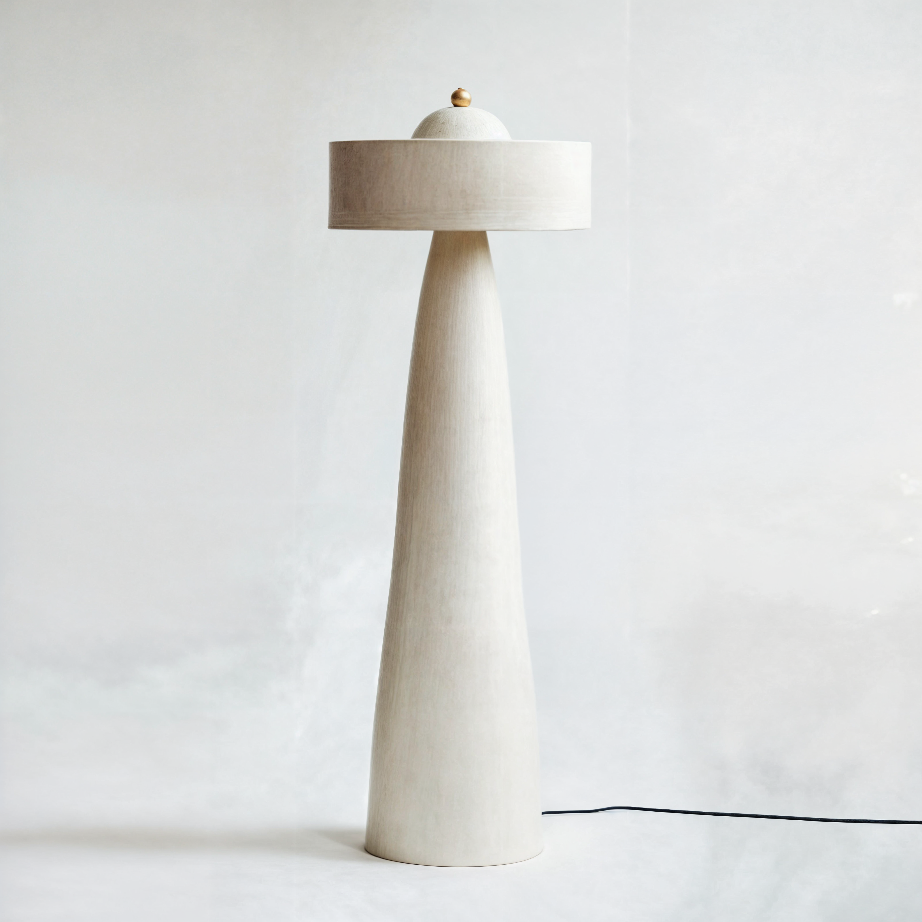 Lámpara de suelo Pammia: Iluminación refinada para un interior elegante
