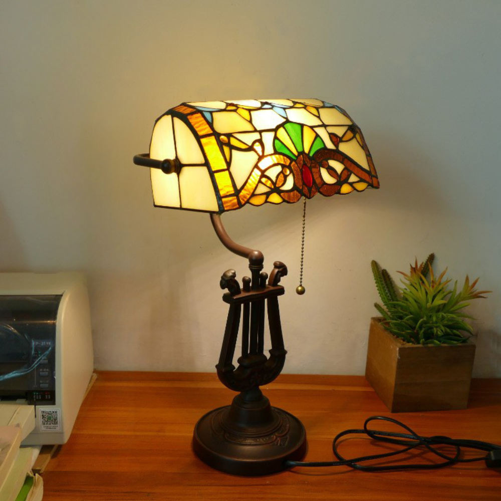 TiffanyBanker - Handgesneden Witte Bankierslamp met Vlinderpatroon