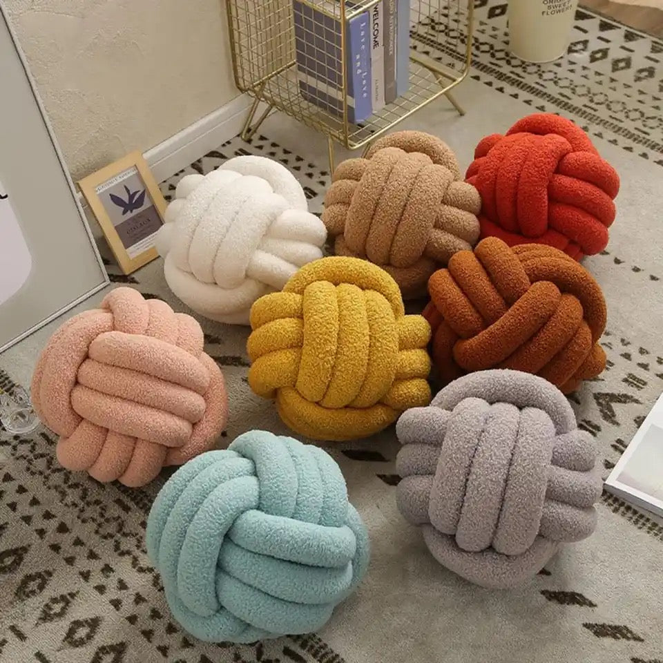 El cojín de boucle marrón con botón: Cojín de lujo de lana boucle marrón