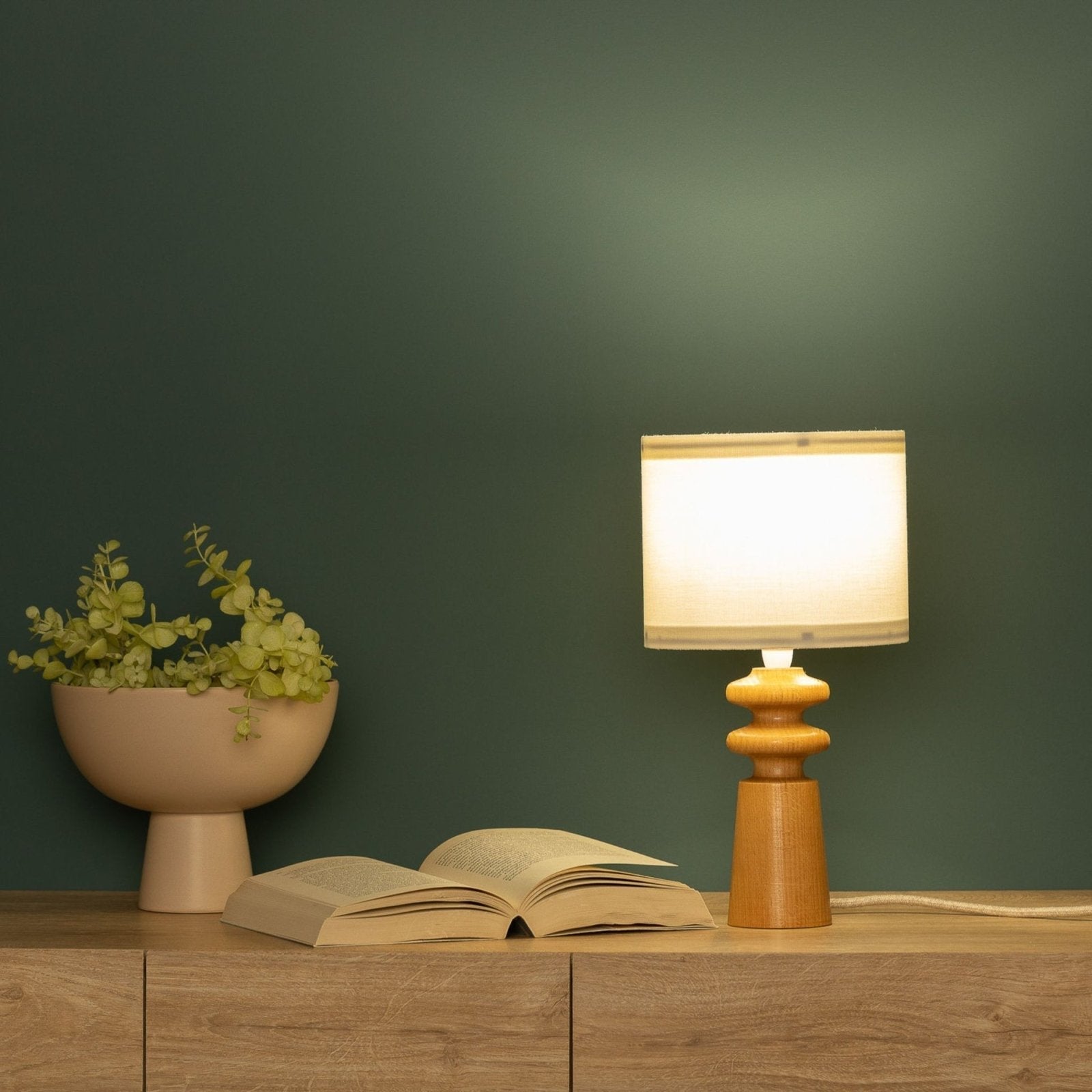 NordicGlow - Scandinavische Houten Tafellamp – Minimalistische Nachtlamp met Stoffen Kap
